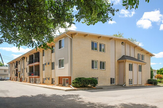Highland Apartments in East Lansing, MI - Building Photo - Building Photo