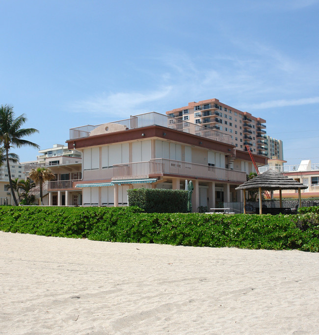 Casa La Playa in Hollywood, FL - Building Photo - Building Photo