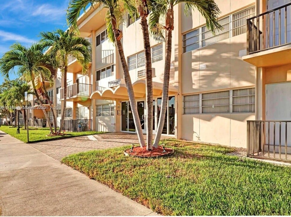 1400 NE 169th St in Miami, FL - Building Photo