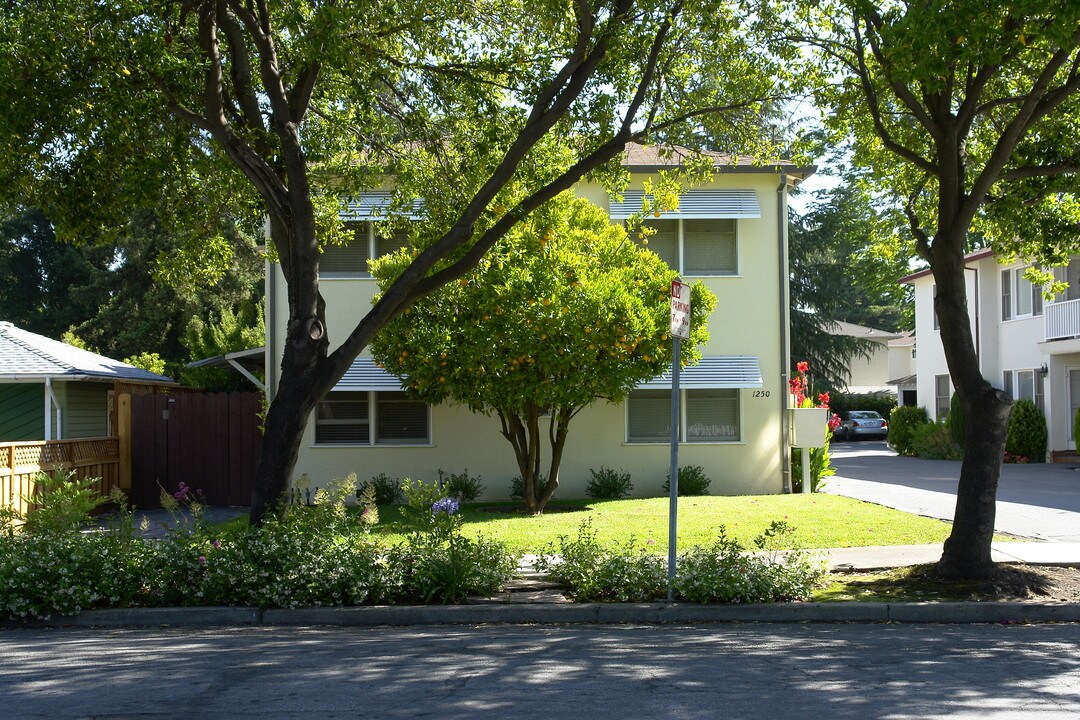 1250 Mills St in Menlo Park, CA - Foto de edificio