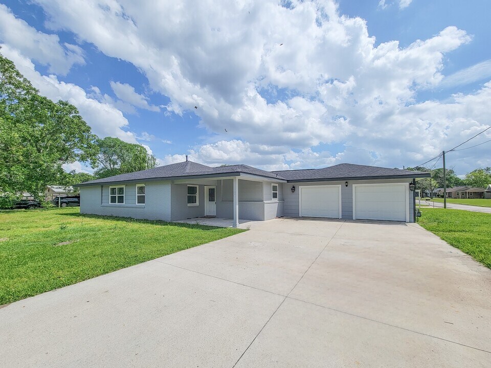 3304 Lincoln St in Liberty, TX - Building Photo