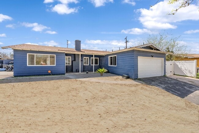 442 Lightcap St in Lancaster, CA - Building Photo - Building Photo