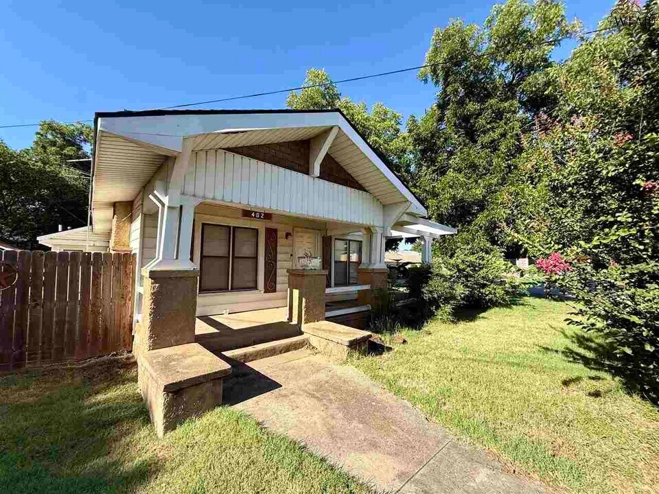 402 W Omega St in Henrietta, TX - Building Photo