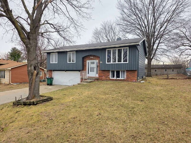 320 34th St in West Des Moines, IA - Building Photo - Building Photo