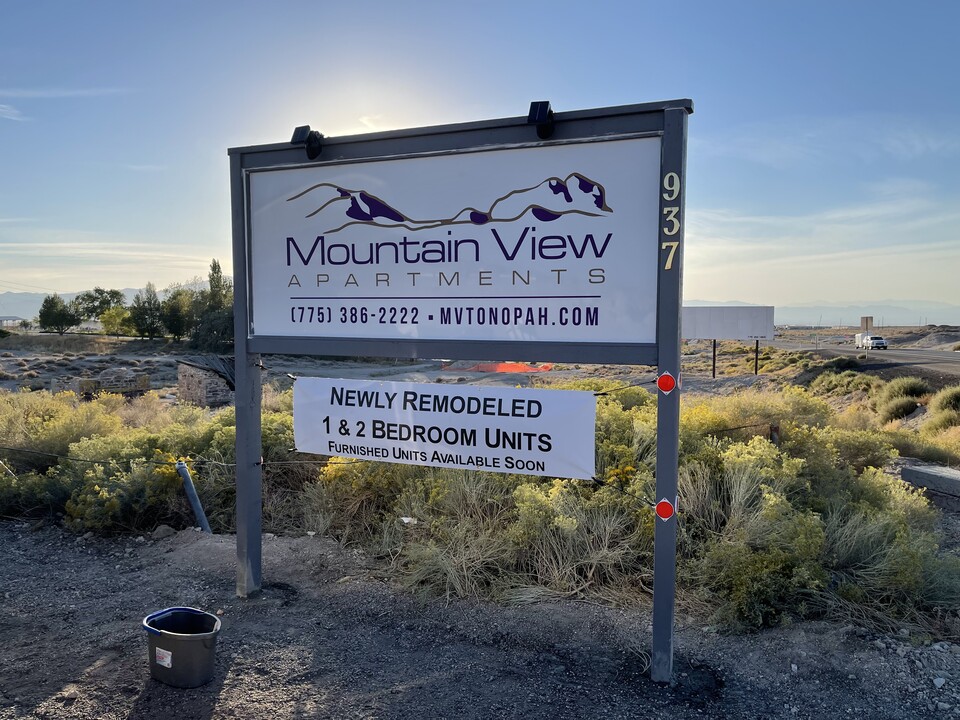 Mountain View in Tonopah, NV - Building Photo