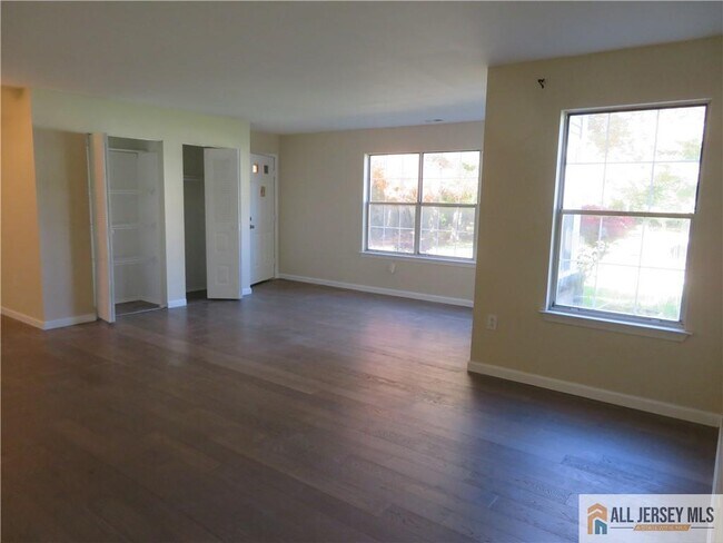 95 Pennsylvania Way in North Brunswick, NJ - Building Photo - Building Photo