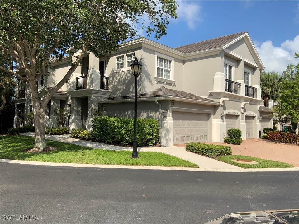 1315 Remington Way in Naples, FL - Foto de edificio