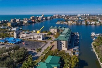260 Southbay Dr, Unit Vanderbilt Beach Area in Naples, FL - Foto de edificio - Building Photo