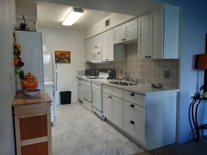 1100 E Amado Rd in Palm Springs, CA - Building Photo - Building Photo