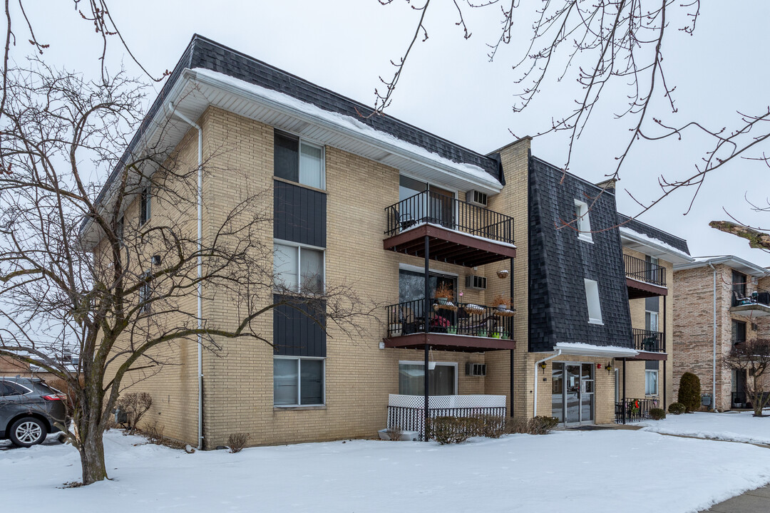 8860 Mobile Ave in Oak Lawn, IL - Foto de edificio