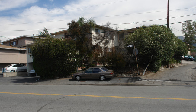 10204 Tujunga Canyon Blvd in Tujunga, CA - Foto de edificio - Building Photo