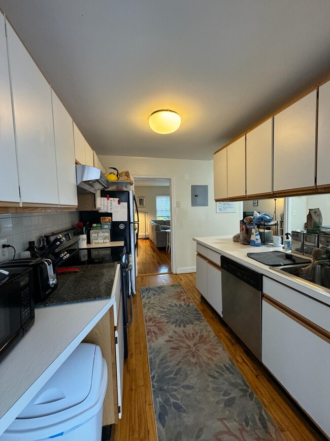 33 Hammond Pond Pky, Unit 2 in Chestnut Hill, MA - Building Photo - Building Photo