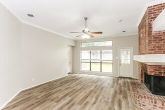 5600 Farris Dr in Arlington, TX - Foto de edificio - Building Photo