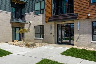 Oak Ridge at University Park Senior Apartments in Madison, WI - Building Photo - Building Photo