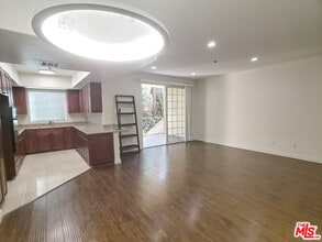 962 S Gramercy Dr in Los Angeles, CA - Foto de edificio - Building Photo