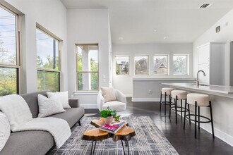 404 W Alpine Rd in Austin, TX - Building Photo - Building Photo