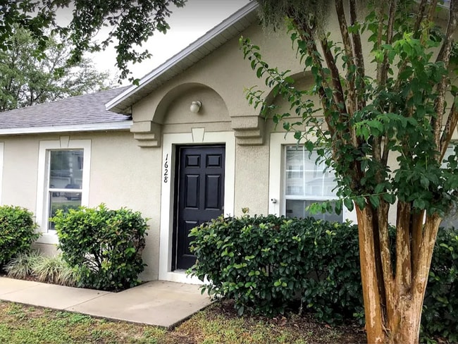 1628 Myrtle Lake Ave in Fruitland Park, FL - Foto de edificio - Building Photo