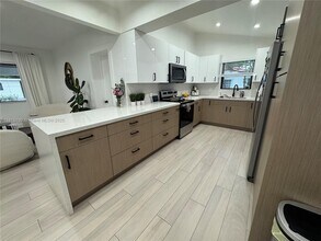 1711 SW 16th St in Miami, FL - Building Photo - Building Photo