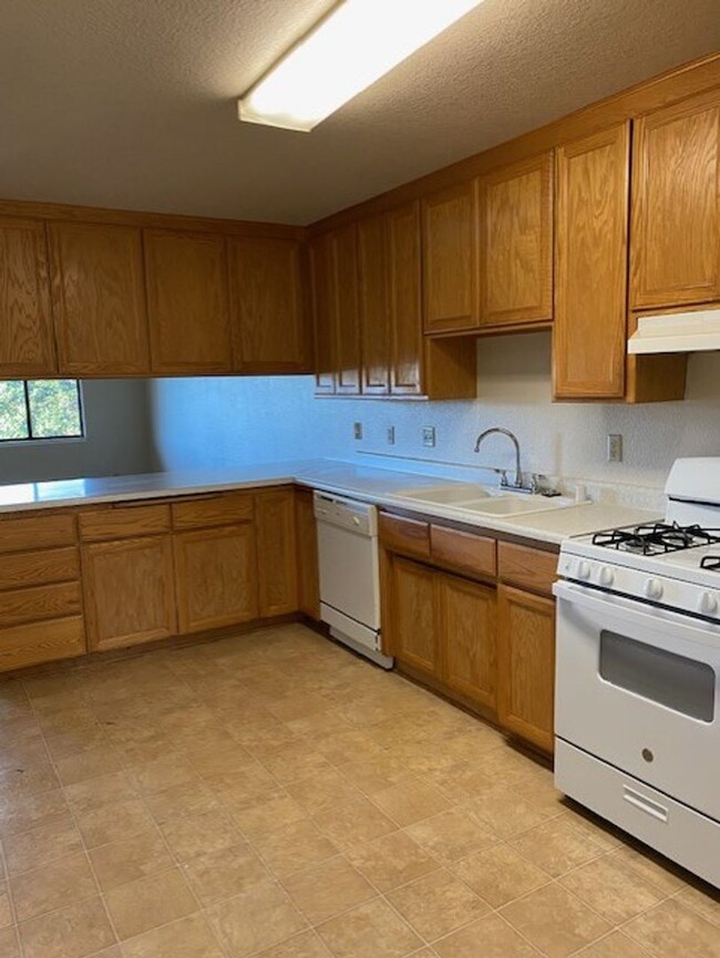 19082 Shoreline Dr in Cottonwood, CA - Building Photo - Building Photo