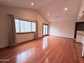 208 Yorktown Dr in Clifton Park, NY - Building Photo - Building Photo