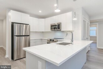 3449 Scotts Ln, Unit B221 in Philadelphia, PA - Foto de edificio - Building Photo