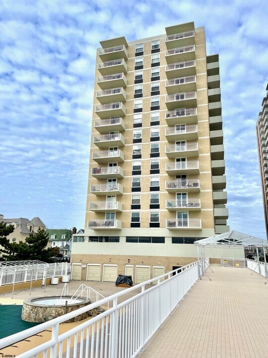 101 S Plaza Pl in Atlantic City, NJ - Building Photo