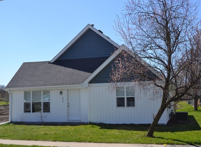 212 Wilson St in Van Meter, IA - Building Photo - Building Photo