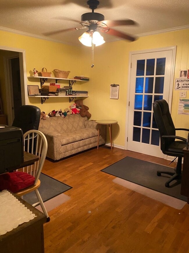 property at 311 W Hilltop Cir