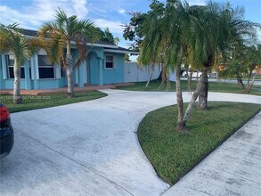 14300 SW 105th Ave in Miami, FL - Building Photo - Building Photo