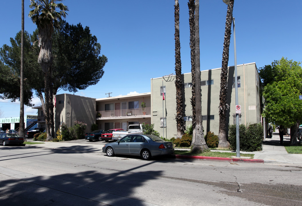 7101 Alabama Ave in Canoga Park, CA - Foto de edificio