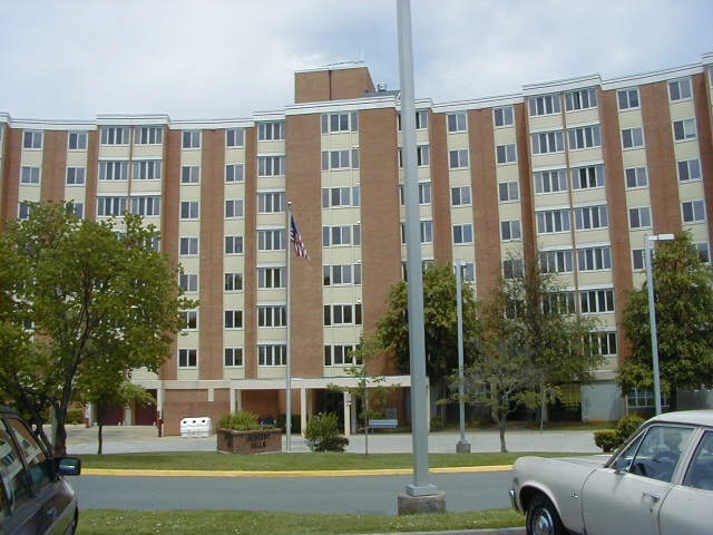 Crescent Halls in Charlottesville, VA - Foto de edificio