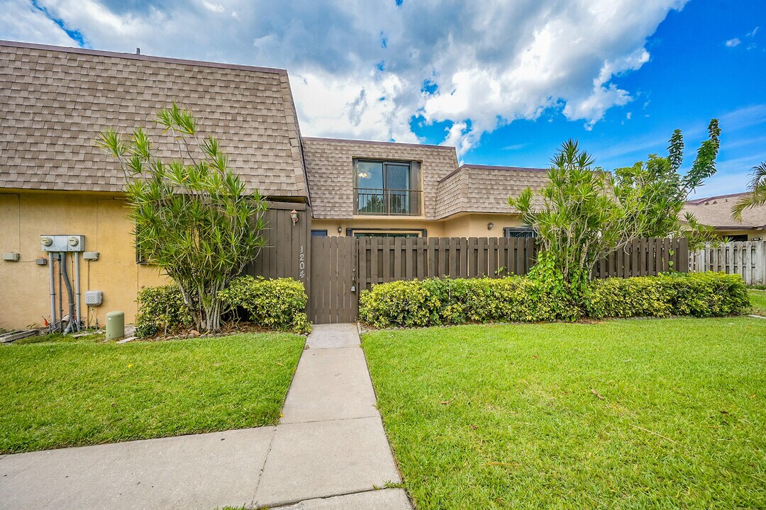 1204 Waterview Cir in Palm Springs, FL - Building Photo