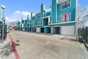 Columbia Oaks in Dallas, TX - Building Photo