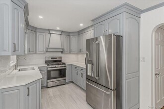 1016 Oaks Dr in Franklin Square, NY - Building Photo - Building Photo