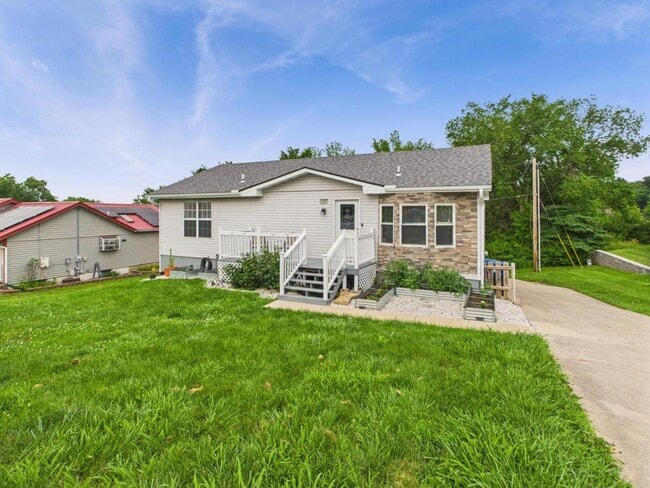 property at 904 Summit Rd