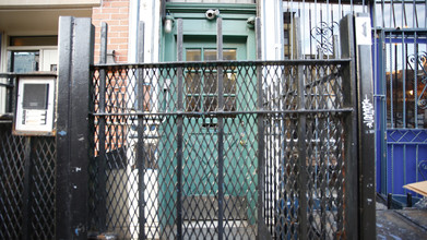 180 Grand St in Brooklyn, NY - Foto de edificio - Building Photo
