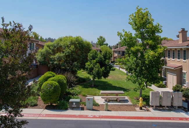 1322 Isabella Way in Vista, CA - Building Photo - Building Photo