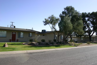 Goldcrest Apartments in Phoenix, AZ - Building Photo - Building Photo