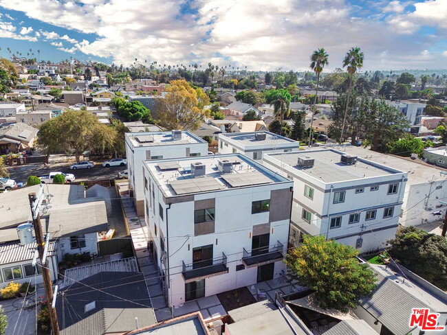 2121 S West View St in Los Angeles, CA - Foto de edificio - Building Photo