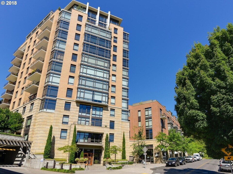 2351 NW Westover Rd in Portland, OR - Building Photo