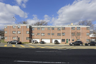 215-31 Hillside Ave in Queens Village, NY - Foto de edificio - Building Photo