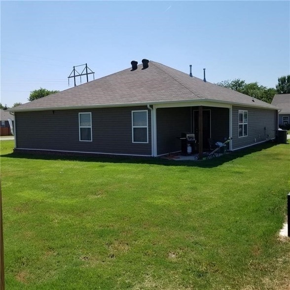 1302 S Springfield Dr in Fayetteville, AR - Building Photo - Building Photo