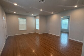 802 Alametos in San Antonio, TX - Building Photo - Building Photo