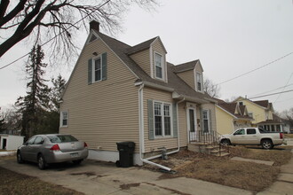 215 W 12th St in Cedar Falls, IA - Building Photo - Building Photo