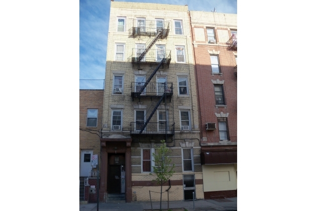 2300 Lorillard Pl in Bronx, NY - Building Photo