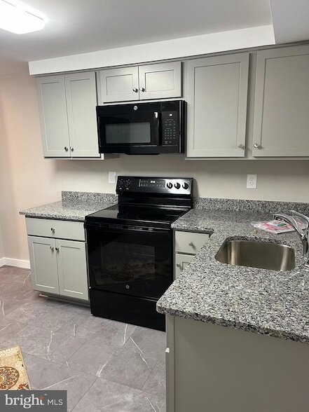 211 N George St., Unit 201 in Charles Town, WV - Building Photo - Building Photo