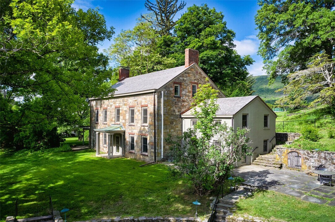 99 Taylor Rd in Cornwall, NY - Building Photo