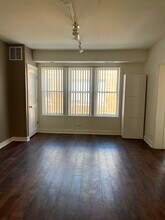 4335 W Irving Park Rd, Unit 208 in Chicago, IL - Building Photo - Building Photo