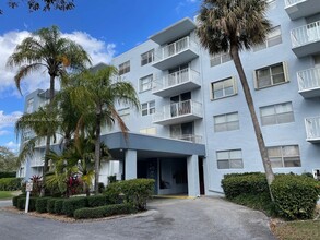 470 Executive Center Dr in West Palm Beach, FL - Building Photo - Building Photo