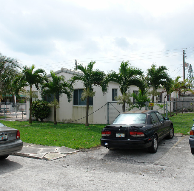 1706 Thomas St in Hollywood, FL - Building Photo - Building Photo